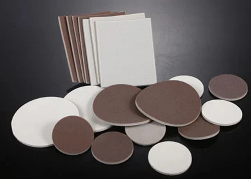 ما هي العوامل التي يجب أخذها في الاعتبار عند اختيار كتلة صنفرة السيارات المناسبة لتطبيق معين ؟