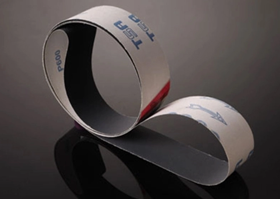 ما هي العوامل التي يجب أخذها في الاعتبار عند اختيار حجم الحصباء المناسب لقماش جلخ من كربيد السيليكون ؟